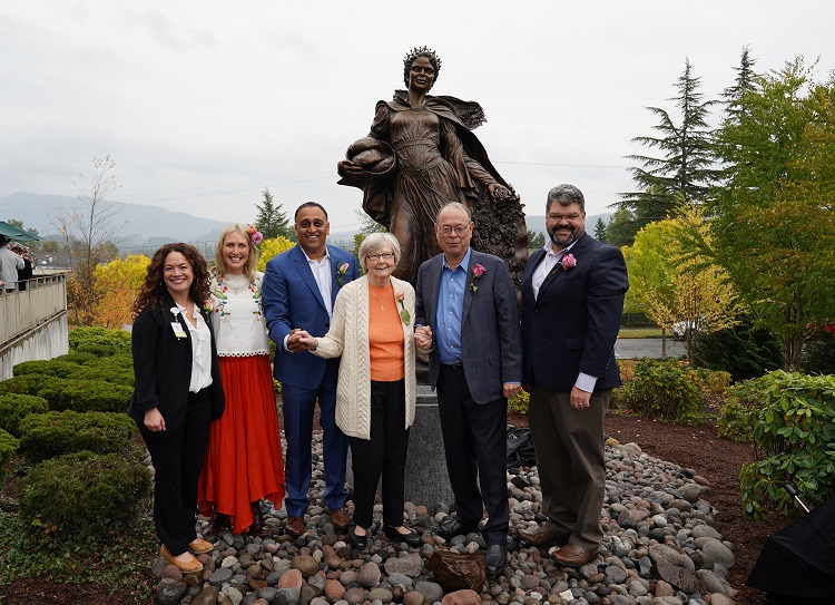 Statue unveiling group photo